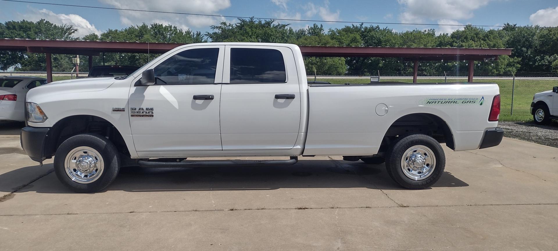 2017 White /Gray RAM 2500 TRADESMAN (3C6UR5H23HG) with an 5.7 engine, AUTOMATIC transmission, located at 17760 Hwy 62, Morris, OK, 74445, (918) 733-4887, 35.609104, -95.877060 - 2017 DODGE RAM 2500 HAS THE 5.7L ENGINE WITH A 8ft BED AND IS 4WD IT ALSO HAS TOW HOOKS. FEATURES POWER LOCKS, POWER WINDOWS, HAS AM/FM RADIO, AUXILLARY PORT, USB PORT, CRUISE CONTROL, MULTI-FUNCTION STEERING WHEEL CONTROLS, HAS 2 STORAGE COMPARTMENTS AND HAS A BACKUP CAMERA. EQUIPPED WITH A BI-FUE - Photo#4